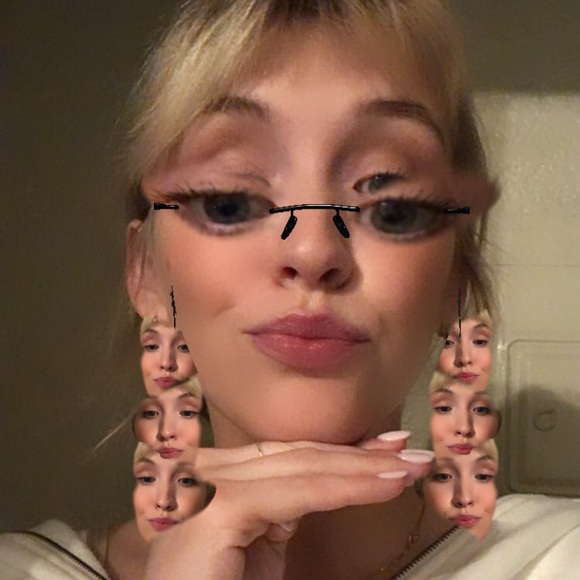 Meet your Posher, Demí - Picture 3 of 5